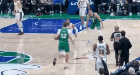 在今天进行的湖人和独行侠的焦点战中，发生了笑死人不偿命的一幕。当时比赛进行到了第