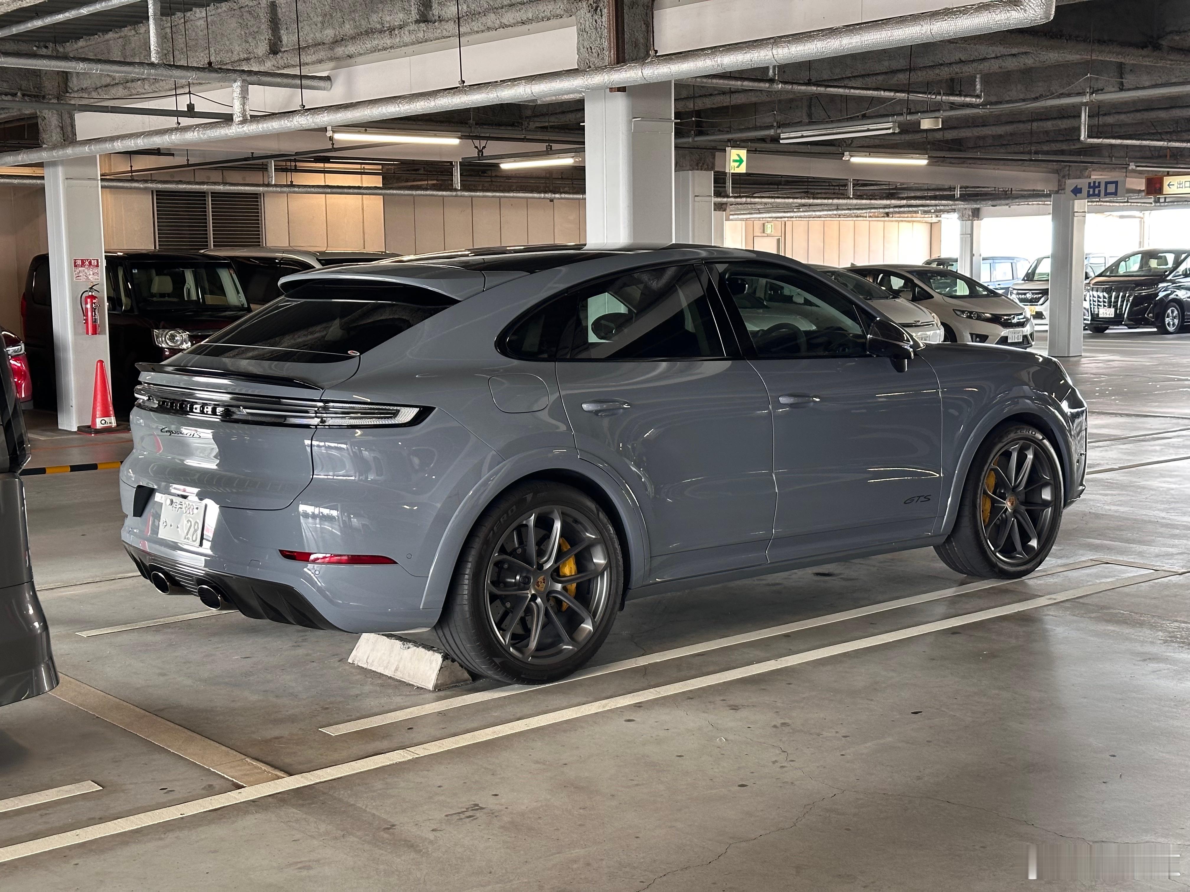 型车街拍[超话] 偶遇保时捷 Cayenne GTS Coupé。这台车在卡宴家