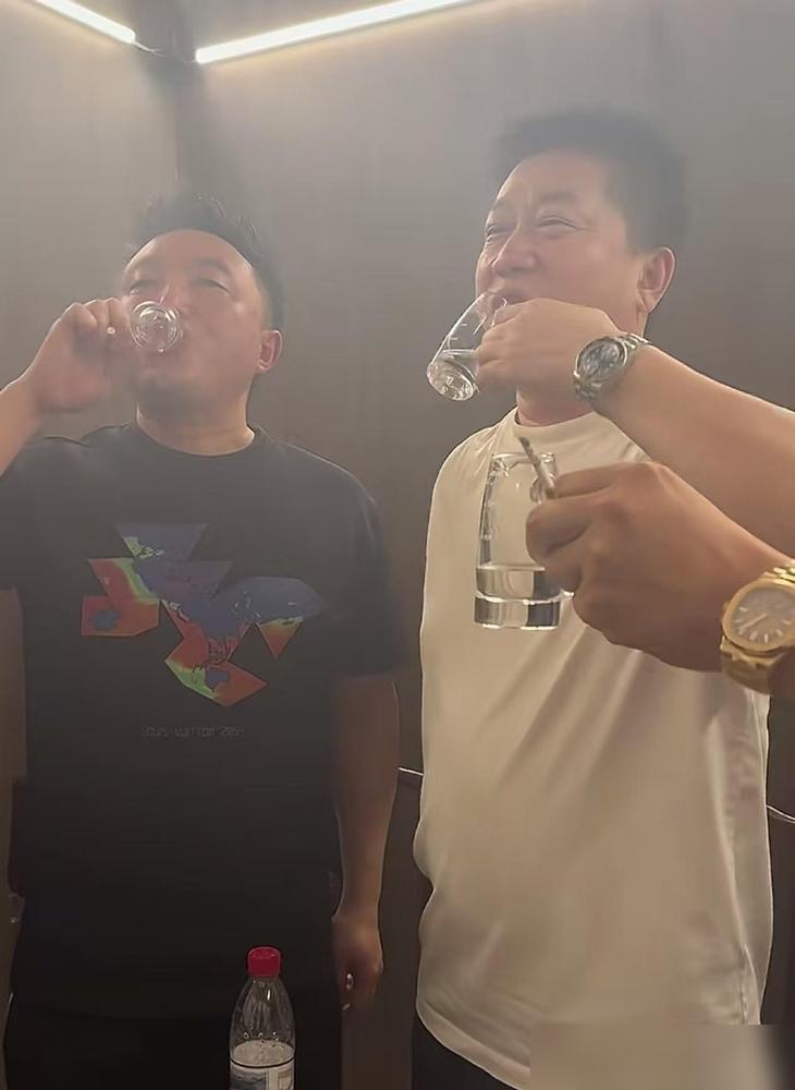 33岁确诊糖尿病，张鹤伦悉尼返场九次。

悉尼站后台，他卷起裤腿扎胰岛素那幕，被