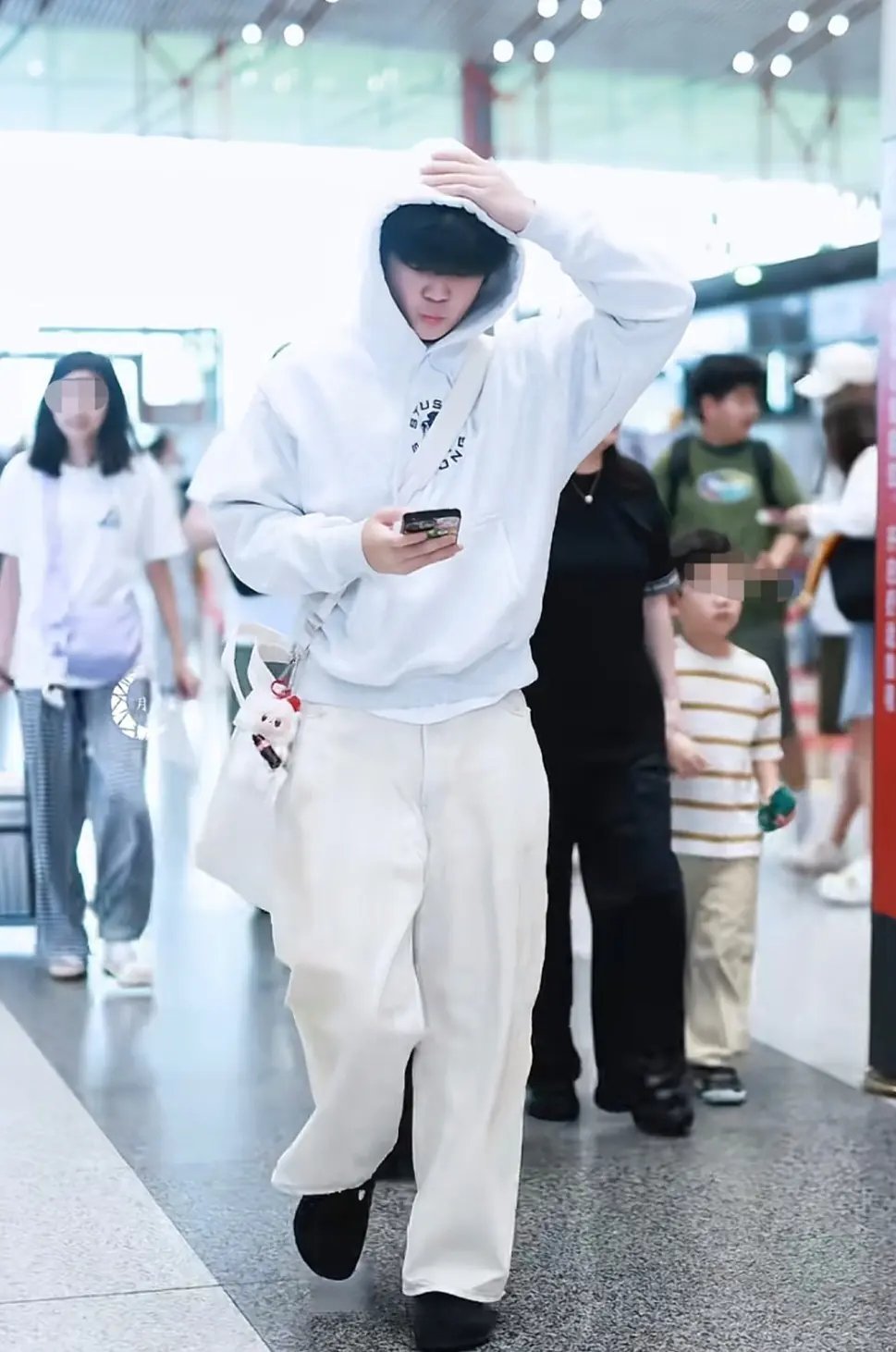 胡可和两个儿子现身机场，安吉身高超180cm，小鱼儿也比妈妈高了不少！ ​​​