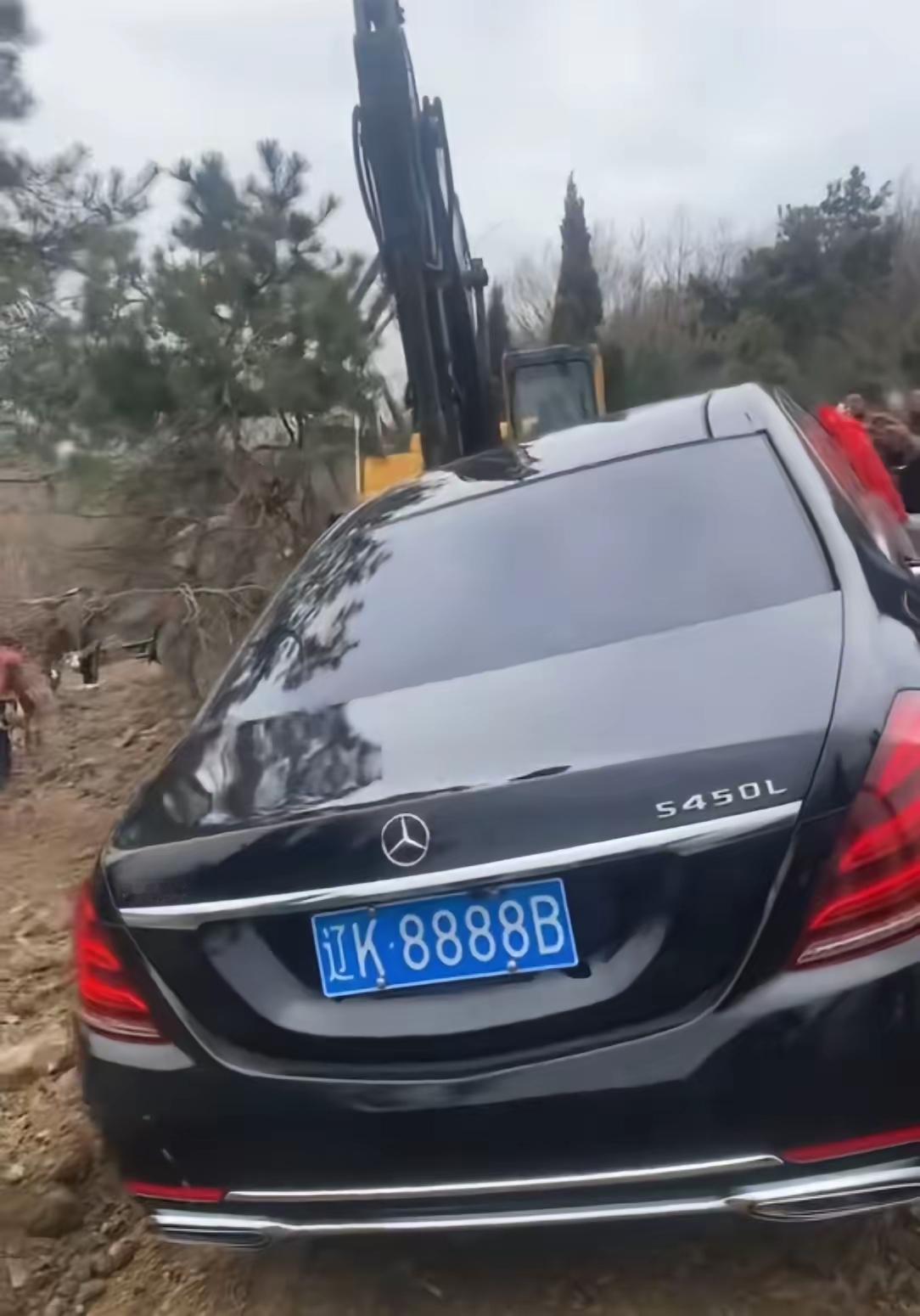 什么叫有钱，陪葬真奔驰才是有钱！话说，这是哪里的车啊？