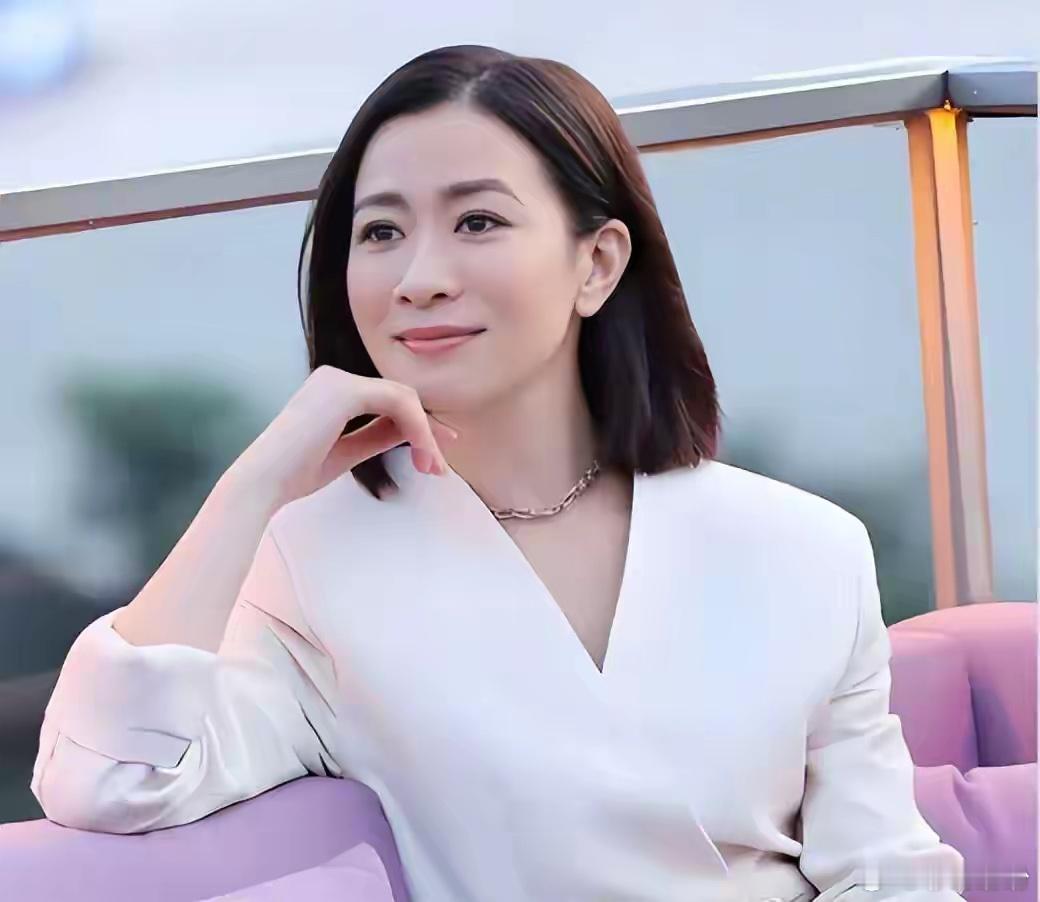 佘诗曼出生于1975年5月28日，居然也50了。她在香港娱乐圈绝对算是举足轻重的