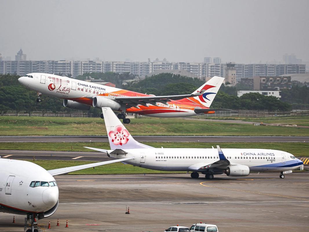 解放军演习！
这次有点不一样。
直接让航线停了一大片。

连国际航班也受影响。