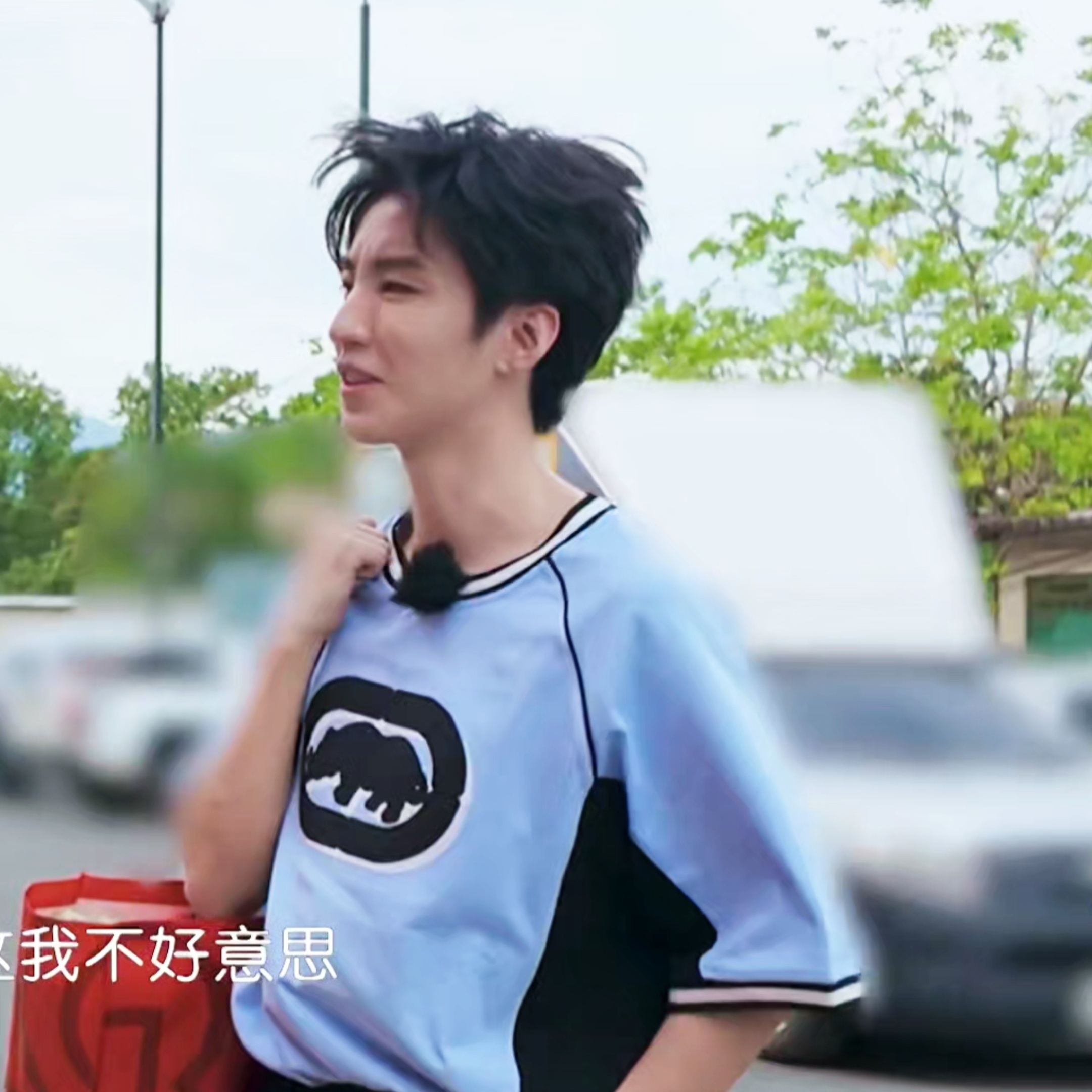 好不懂事的芒果 风吹刘海就放正面视角的镜头就好了啊 