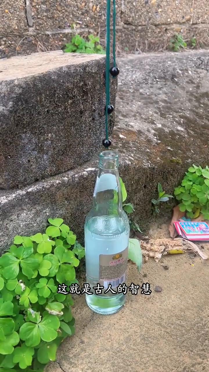 古人的智慧。
这就是古人的智慧。用绳子绑住三颗圆球，然后按顺序放进瓶子里，再把石