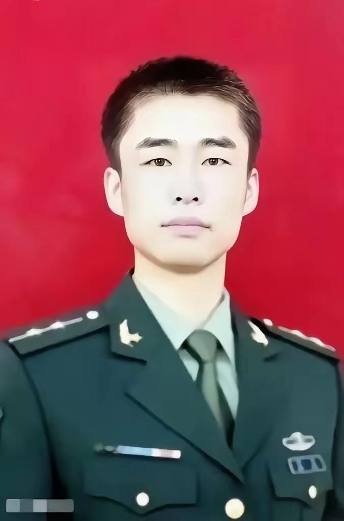 [月亮]2012年，山东一名军人请假回家，但迟迟不见归队，上级领导打过去电话询问