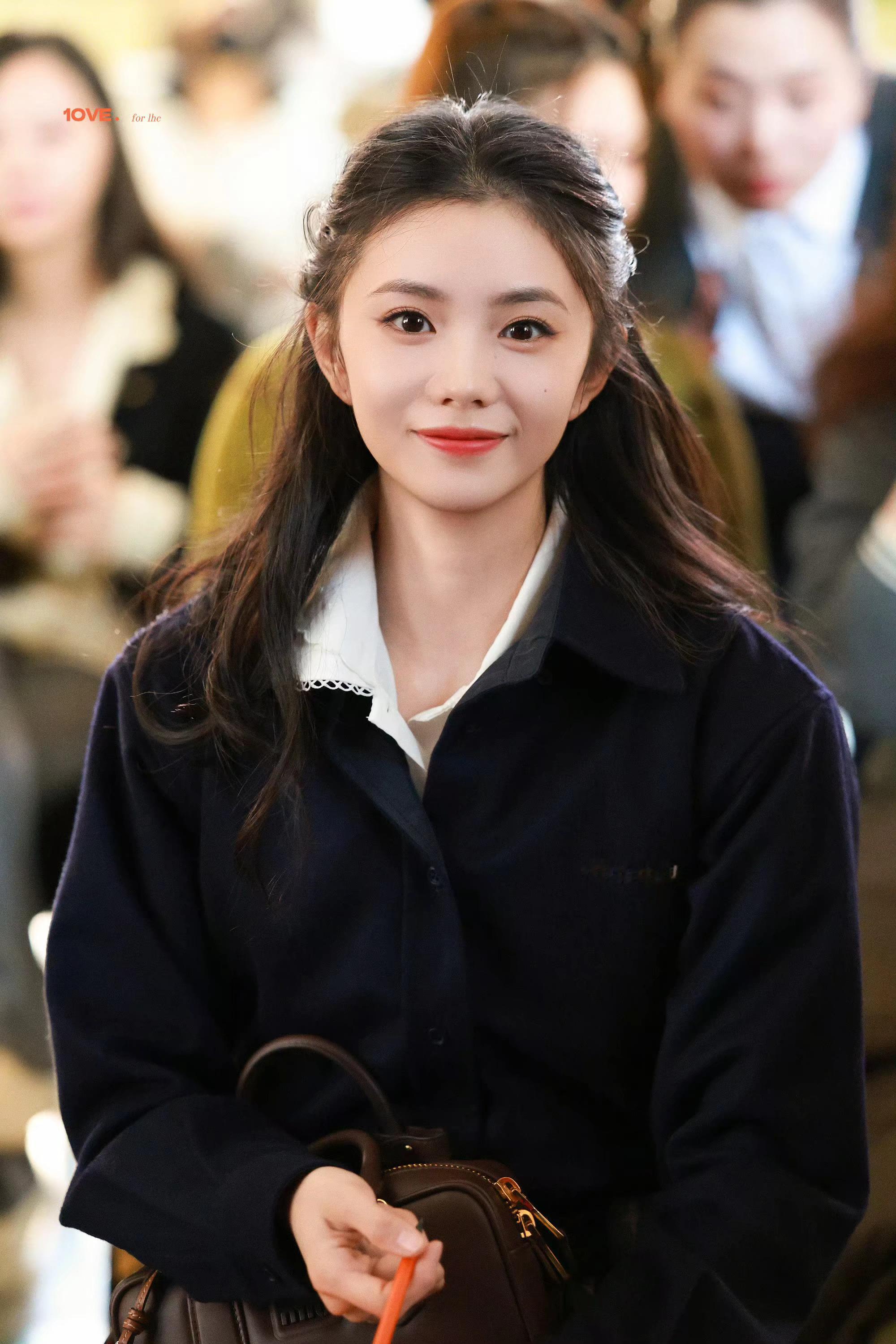 刘浩存，今天是miu式学院风🔥 文学少女📖 