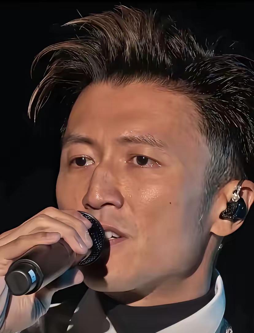发现了吗，谢霆锋身上有一个毛病，不是唱歌不好，不是身材不好，而是脸部鼻梁起节了。
