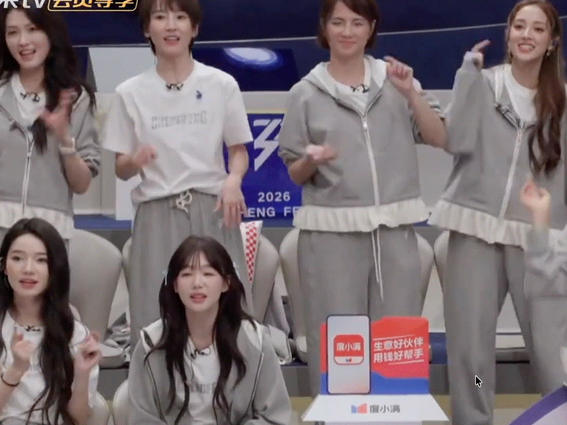 谢楠好像在孩子看文艺汇演⛰️谢楠表情 母爱如山 楠姐的眼神。。。我有被暖到又想笑