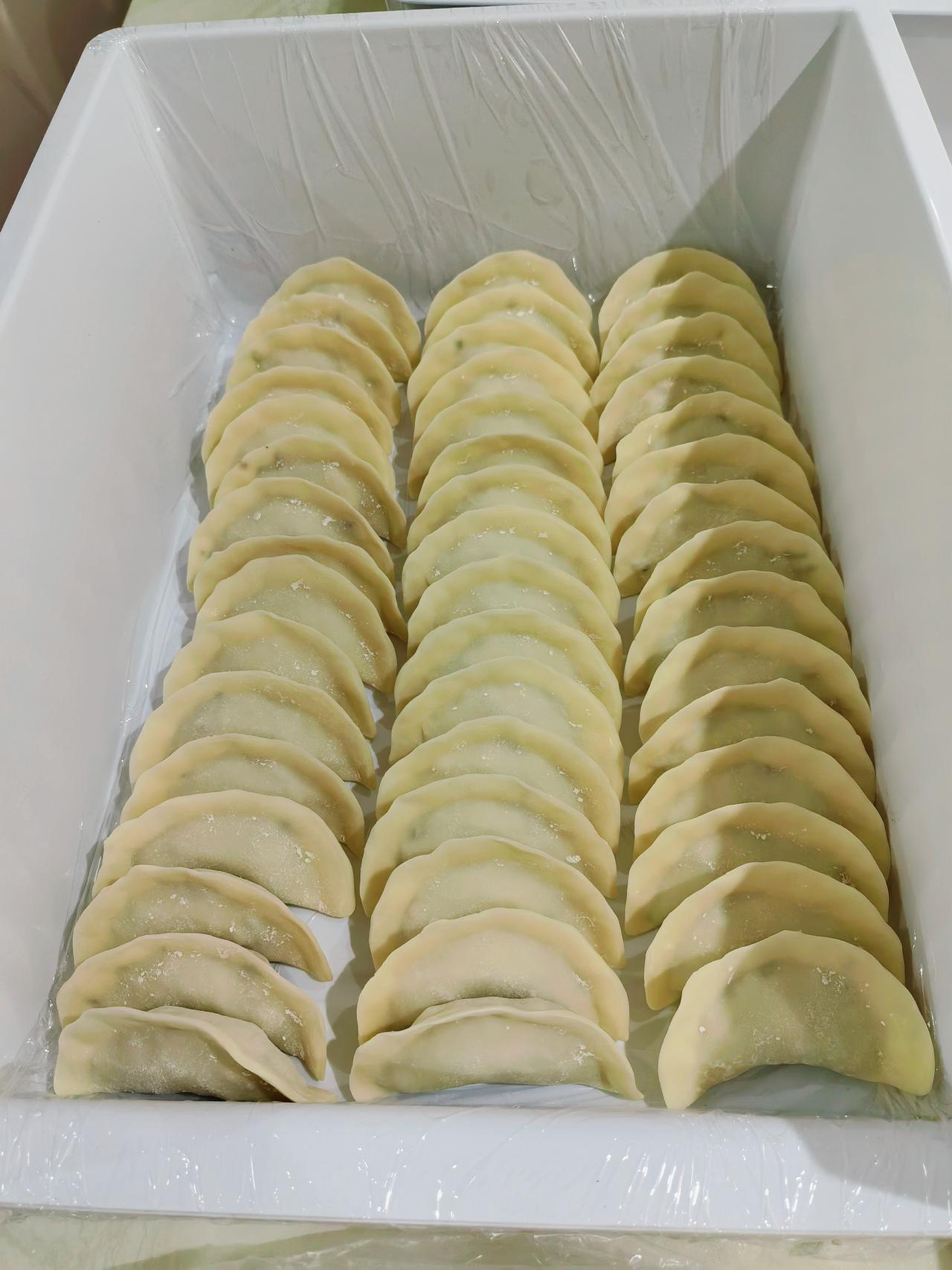 人间烟火，慢慢感受。

​只要吃得
肚儿圆，
烦恼休想
把我缠。

包一屉饺子，