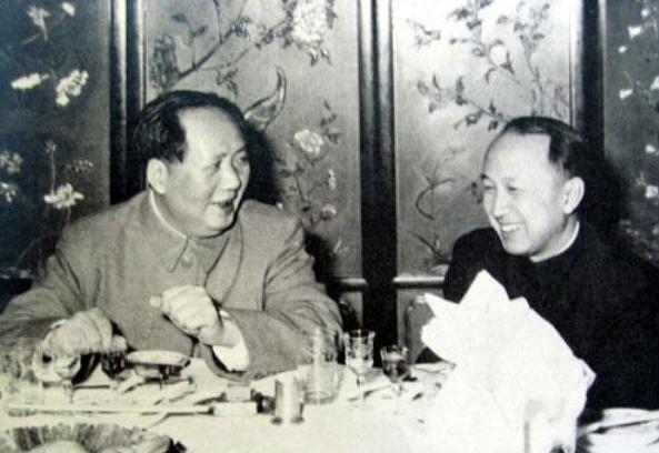 1964年，在毛主席的生日宴会上，毛主席递给钱学森一支烟。可就在钱学森打算伸手接