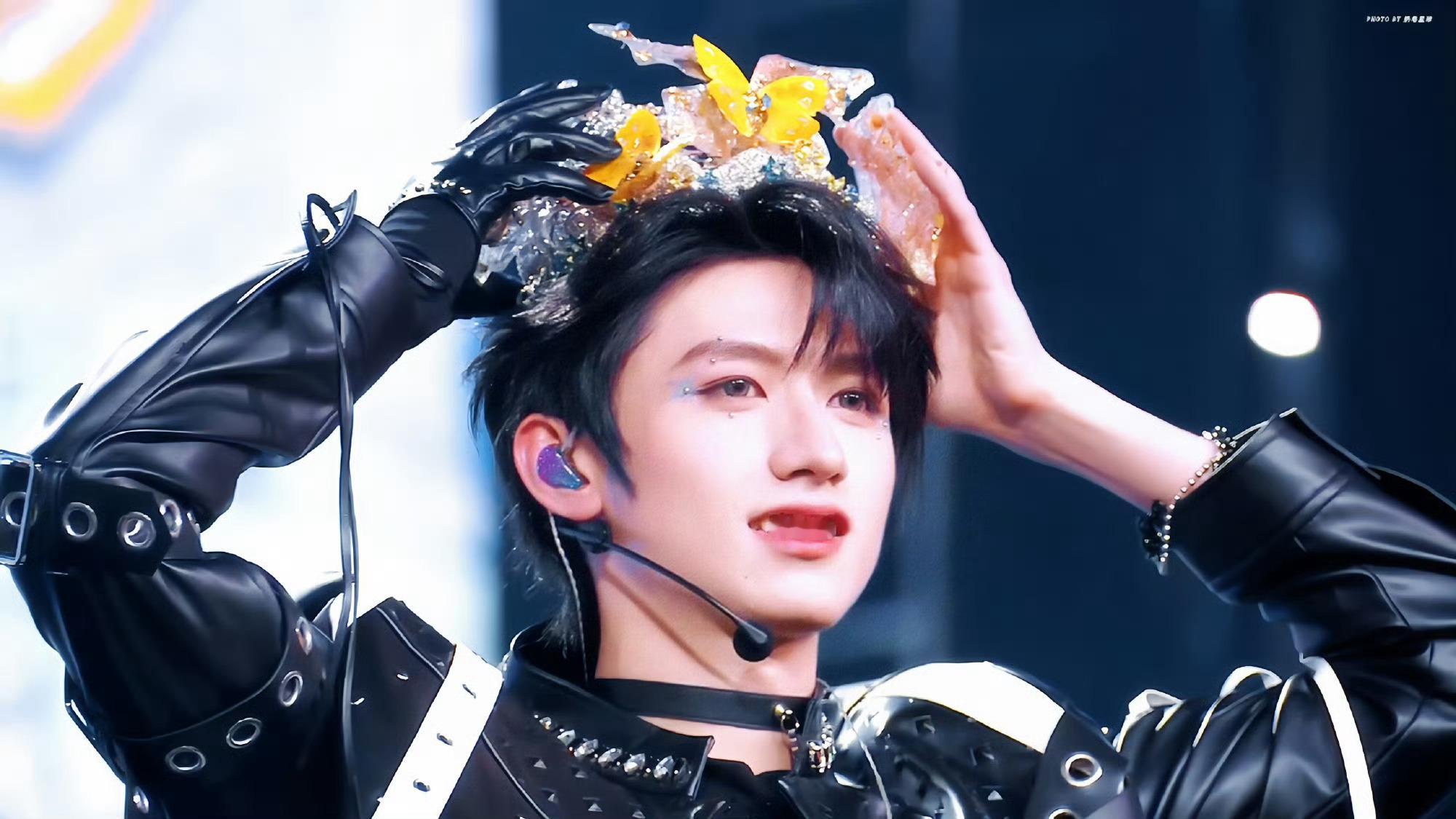 “无论它有多么困难，无论它曾打败你多少次，那就再爬起来。‘再坚持坚持，说不定是对