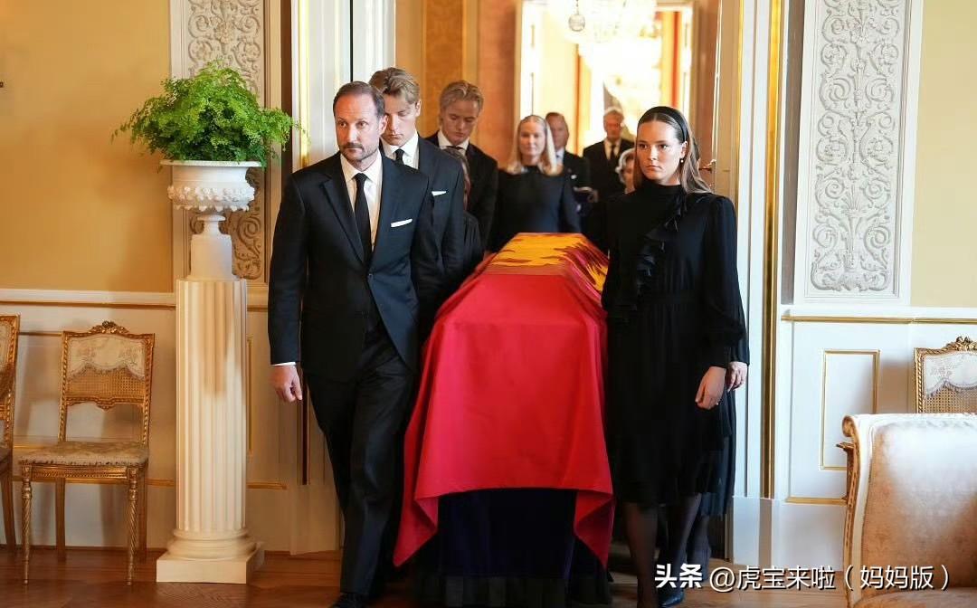 前国王的遗体已移送至奥斯陆皇宫教堂，梅特升级王后之后，表演更加动人，在献花送别环