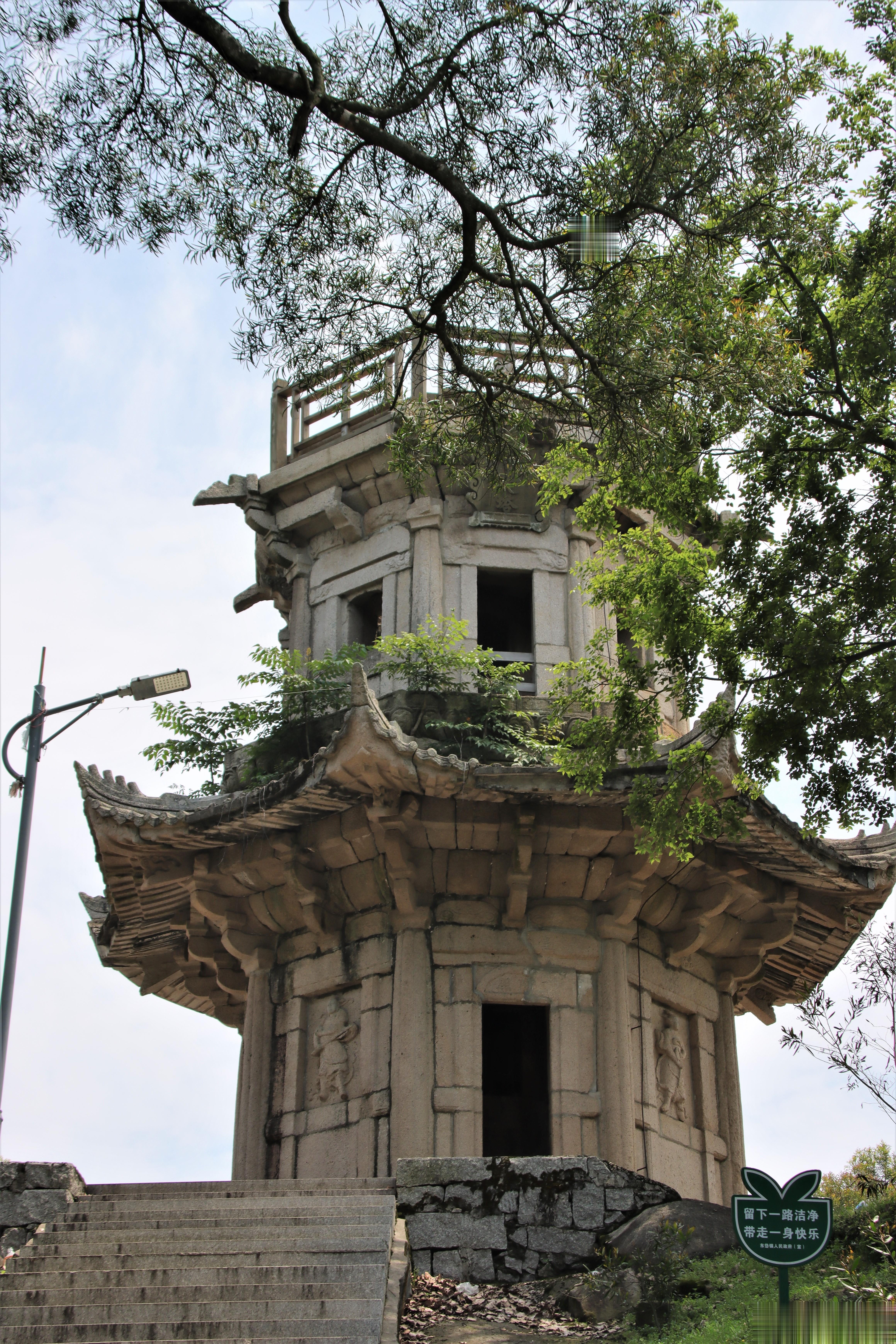 连江普光塔       普光塔位于连江城郊的云居山顶，又叫望夫塔，现仅存两层，形