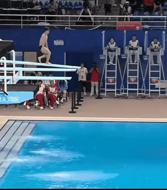 全运会3米板跳水，出现了惊险的一幕，这名运动员在入水的时候，身子好像差一点没有碰