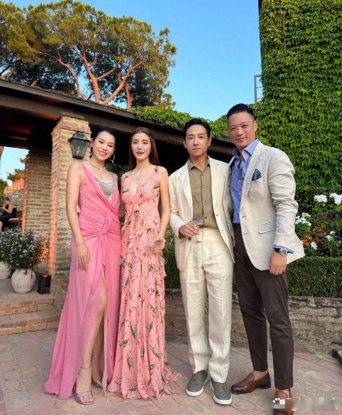 胡杏儿夫妇去参加吴千语施伯雄的婚礼，穿的礼服挺难看的，但是身材不错，状态很好，比