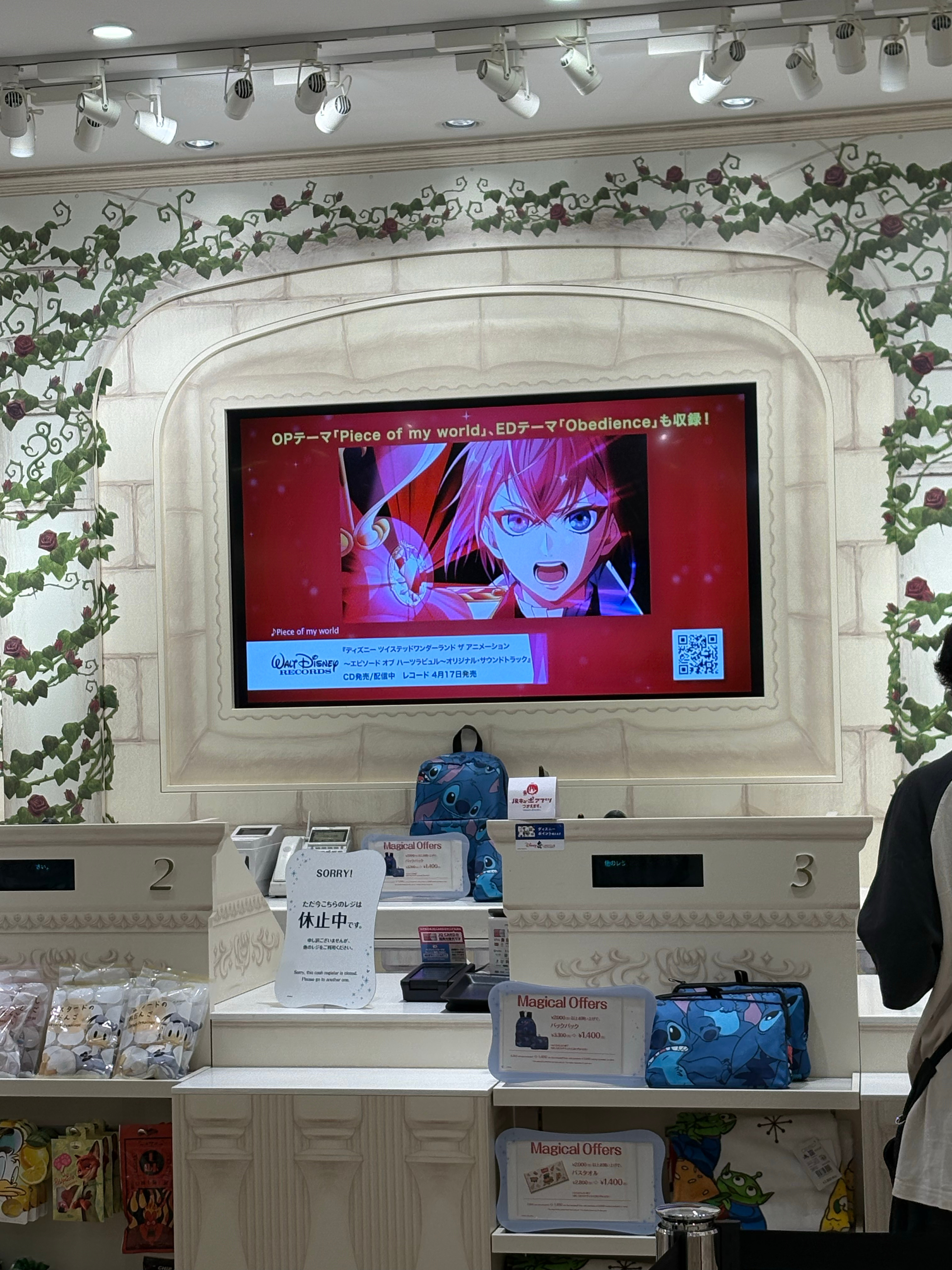 闯进Disney store我还说让我来辨别一下在放哪个电影的歌，结果是行こうぜ