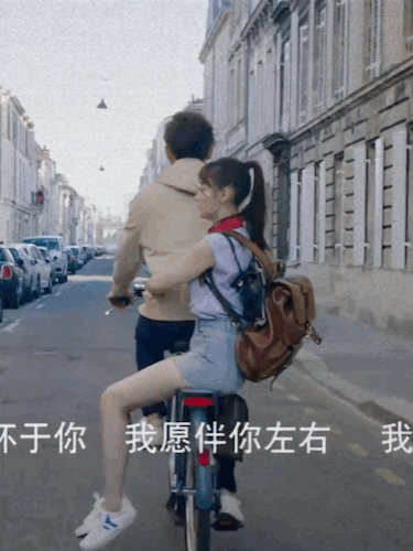 坐在自行车上的张天爱好可爱啊，体态是真的挺拔，真好看！