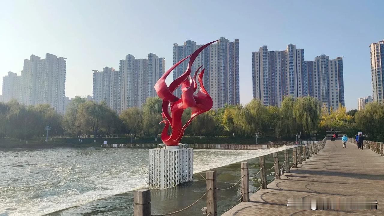 这么近，那么美
十月四日在河北
美丽滦水染秋色
栗乡美景入眼帘
 [万柿如意] 