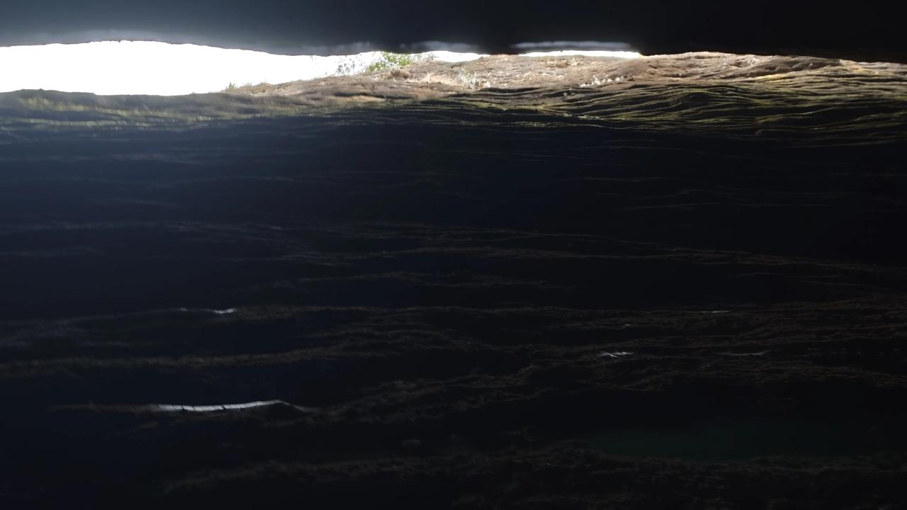 
武夷山，一线天？
千里来到武夷山，

必须要走一线天，

狭窄石缝侧身过，
