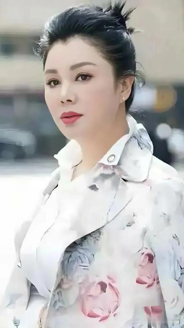 这才是天然去雕饰、天生丽质的大美人，丰满圆润的身材，长相大气的五官，让人怎么看都