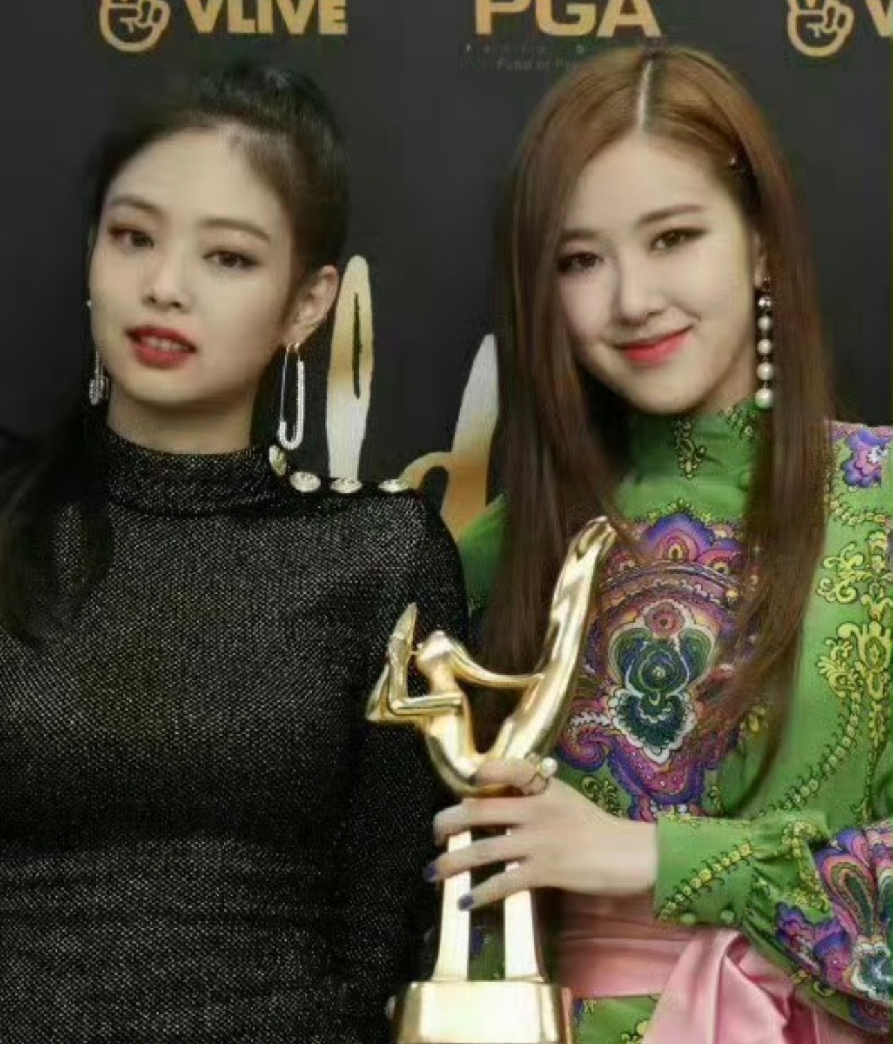 jennie 粉丝送来🚌美图朴彩英粉丝伸手接好 ​​​