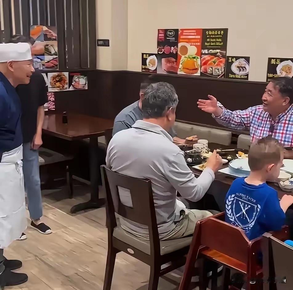 一群顶着艺术家名头的人，竟扎堆在美国的日料店热热闹闹过圣诞，这画面传出来，任谁看