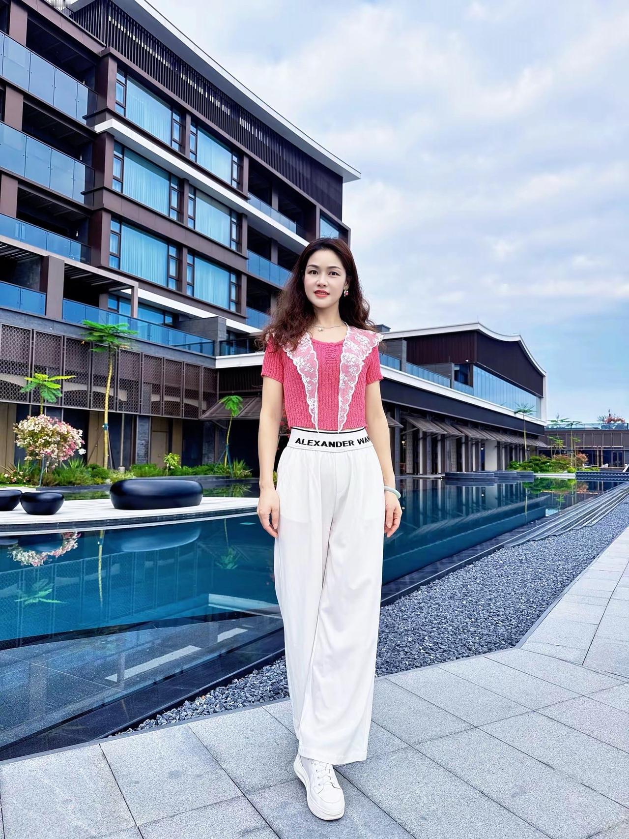 最美的遇见，是朝暮，是晚风，是心动，是恰逢其时。高端名媛夏季时尚穿搭 粉色上衣搭