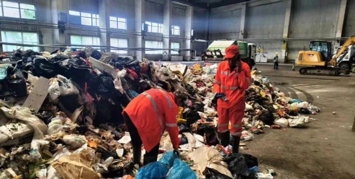 环卫工翻8吨垃圾找手表报道已删除因为个人原因导致的遗失应当承担相应后果，而不是让