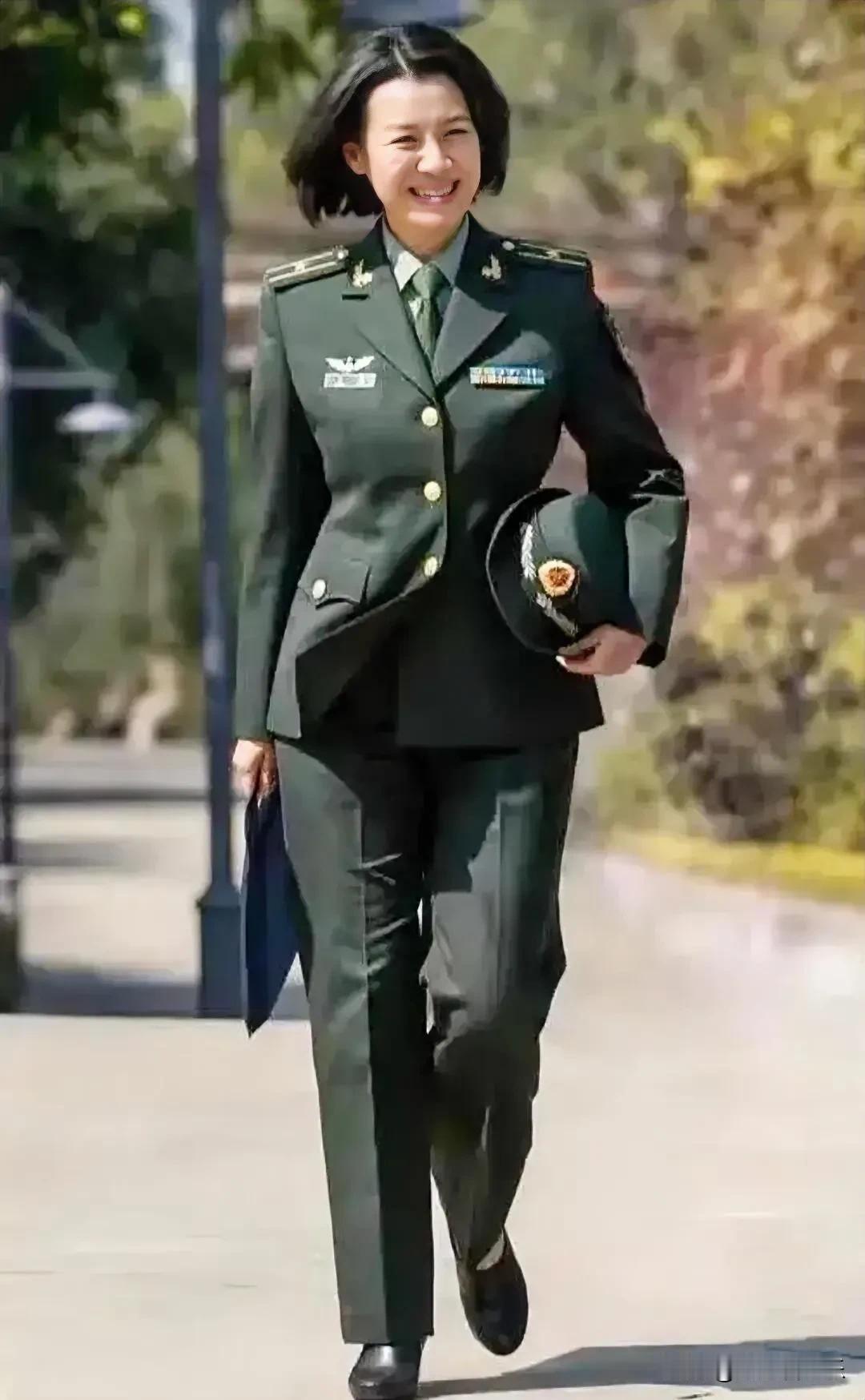 这位穿军装的女士眼熟不？
大家都叫她“德华”，长相大气，演技超棒，把角色演的真实