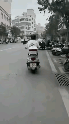 这个骑电动车的年轻人，有点缺德了，如此对待一个老人，让人无比气愤，也许在他看来，