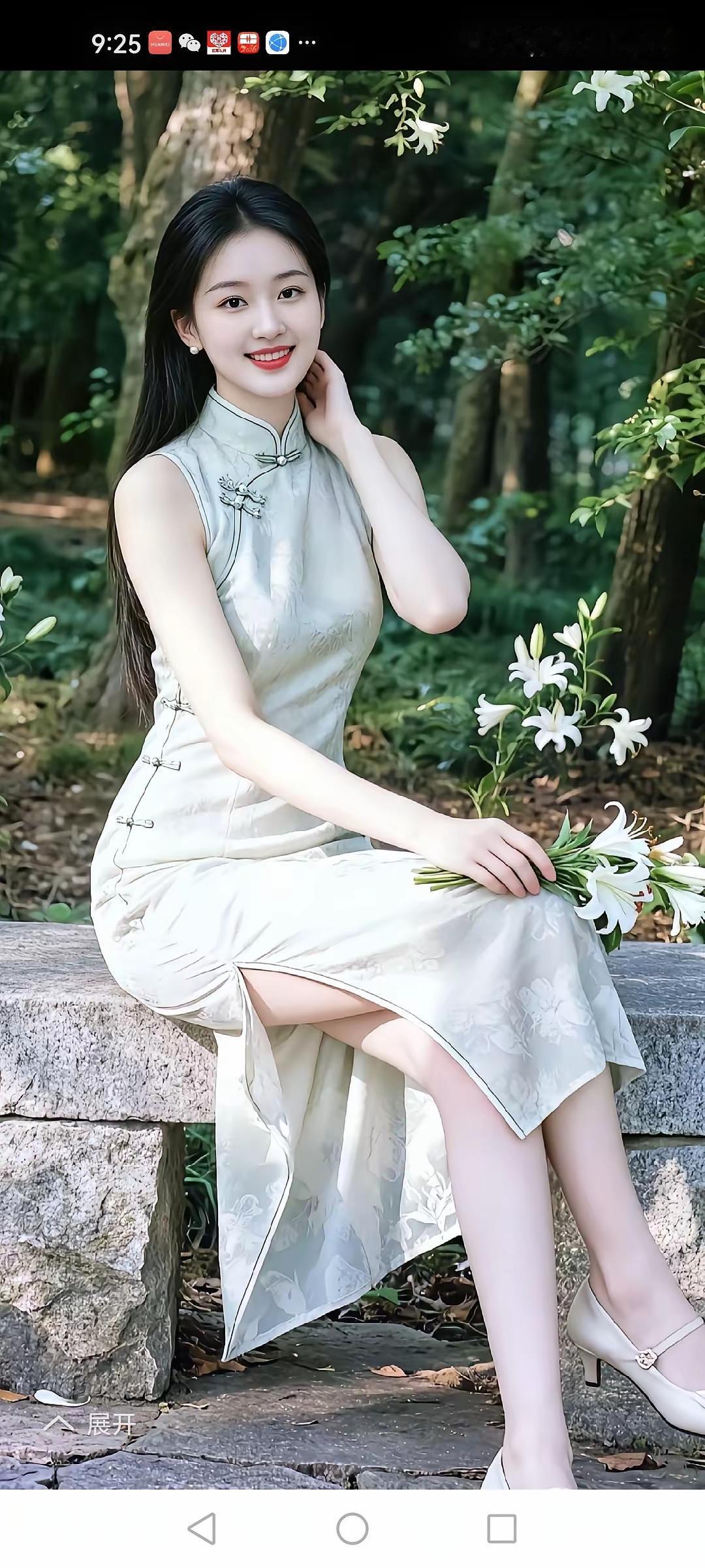 优雅的旗袍少女，在绿意盎然的森林中，静谧而美丽。