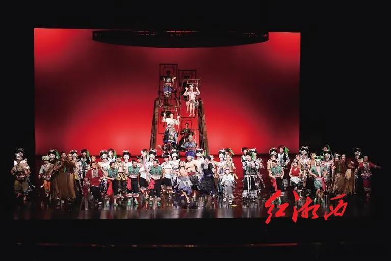 《秋千悠荡武陵山》9月20日，湘西土家族苗族自治州迎来69周年州庆。两天后，民族
