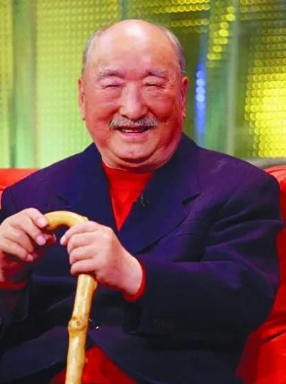1959年的一天，导演谢晋找到陈强筹拍电影《红色娘子军》，陈强二话没说就答应了，