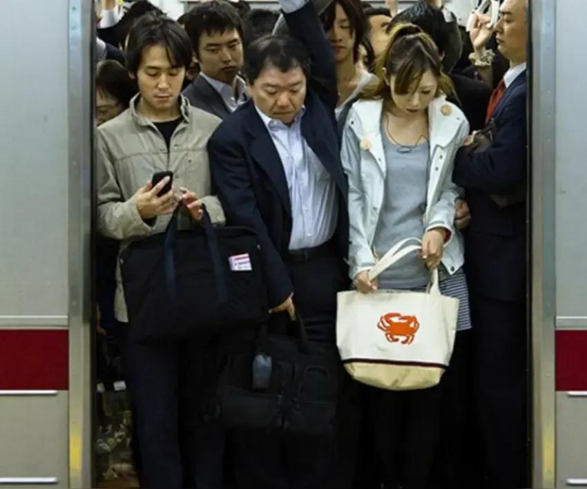 百年后日本恐将不存在？日本人口持续下降，去年创下历史新高！据统计2024年日本人