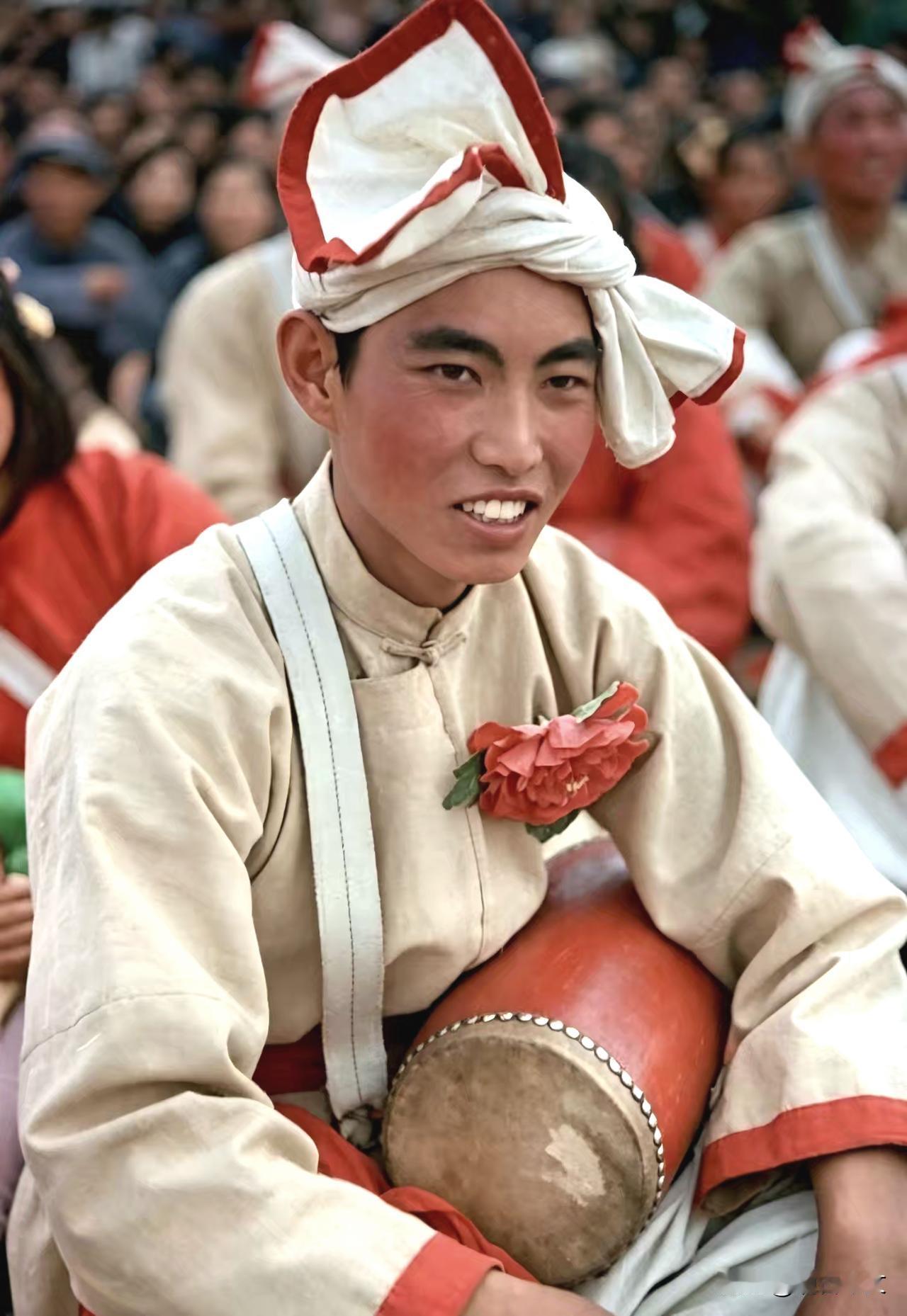 1949，京城等待表演打腰鼓的小伙子
这张彩色图片是苏联摄影师弗拉季斯拉夫・米科