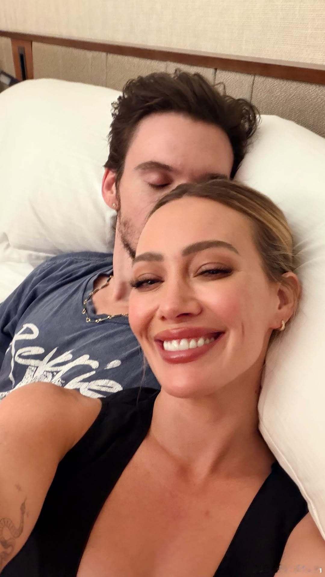 Hilary duff希拉里达芙和老公Matthew koma秀恩爱，两口子躺床