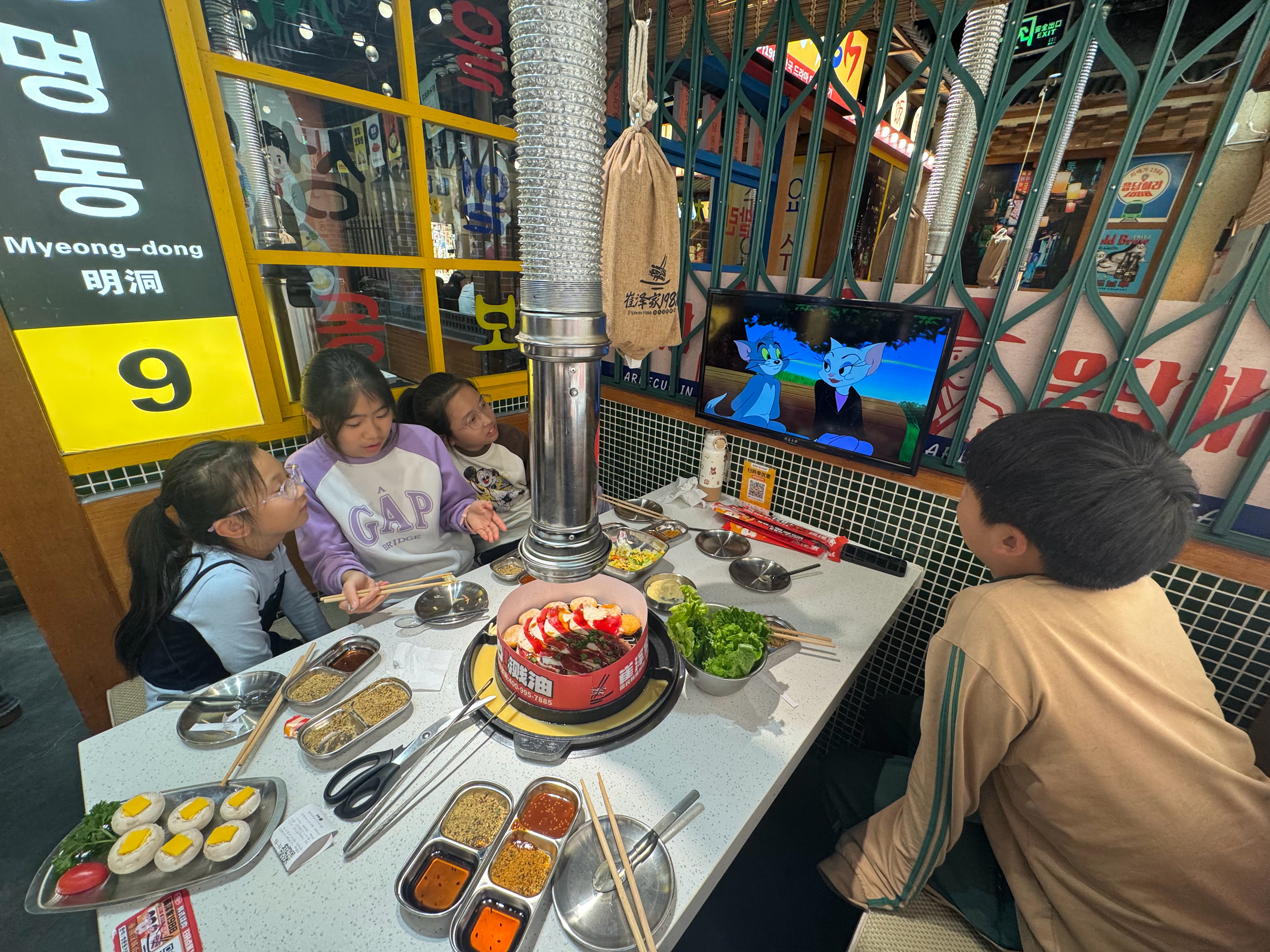 周五晚上，我自己带着四个小孩er出来吃烤肉。哈哈哈，我这整四个孩子能弄得了嘛？ 