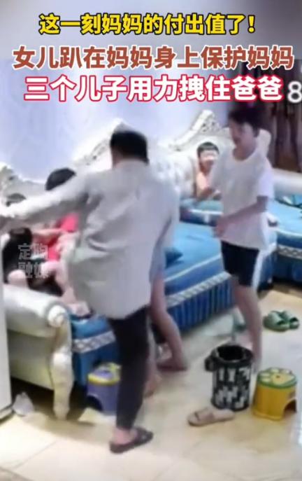 河北，丈夫当着孩子面打妻子，妻子反抗却还是被推倒在沙发上，就在这时，正在旁边看电