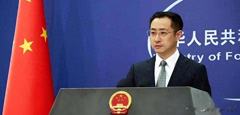 中方6月11日夜里对菲律宾防长特奥多罗的制裁，说白了就是把一把刀子插进了马尼拉最