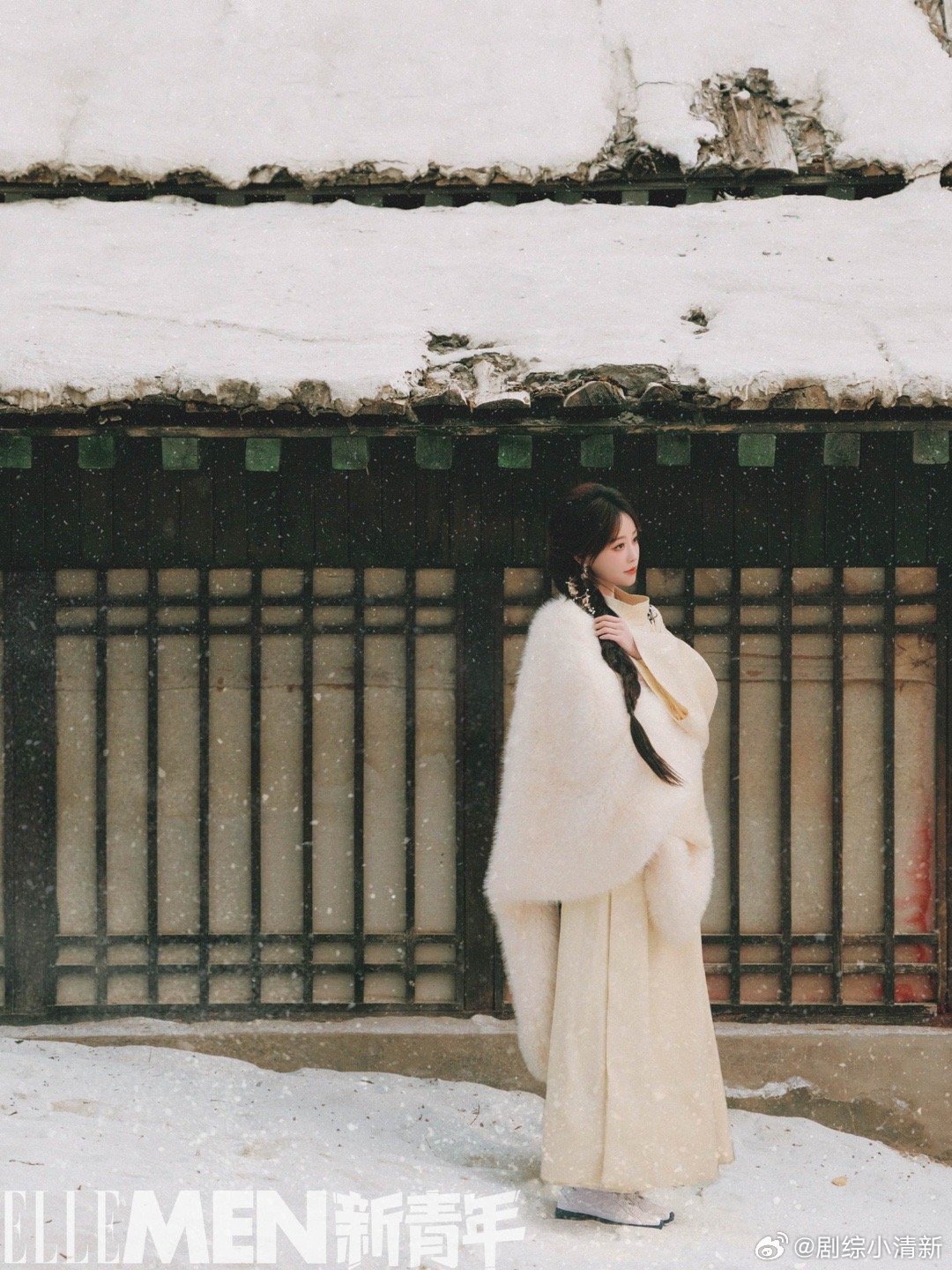 祝绪丹接了一米长麻花辫 一米麻花辫在她身上不显重，反而衬得人更轻灵。祝绪丹走路的