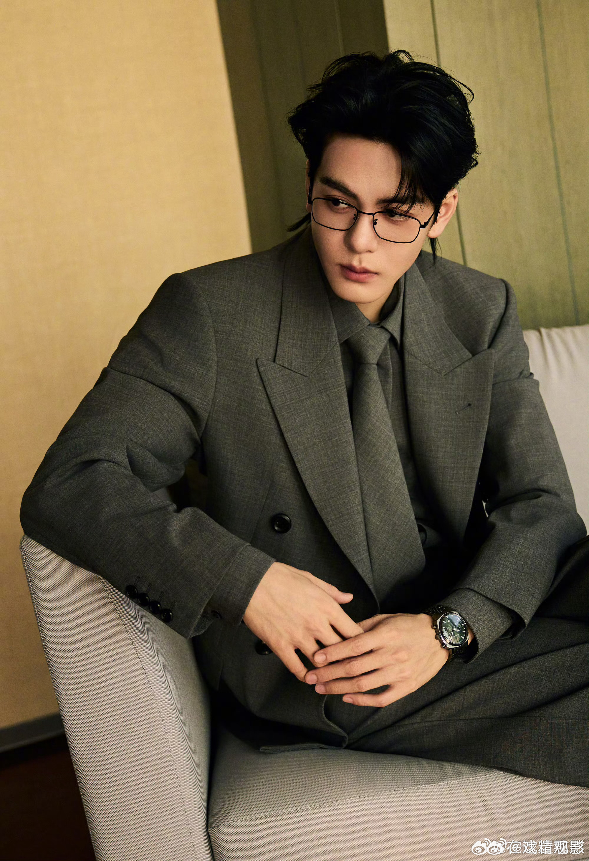 曾舜晞机场帮路人扶行李箱 曾舜晞这段真的好感人，看到路人行李箱摔了二话不说就返回