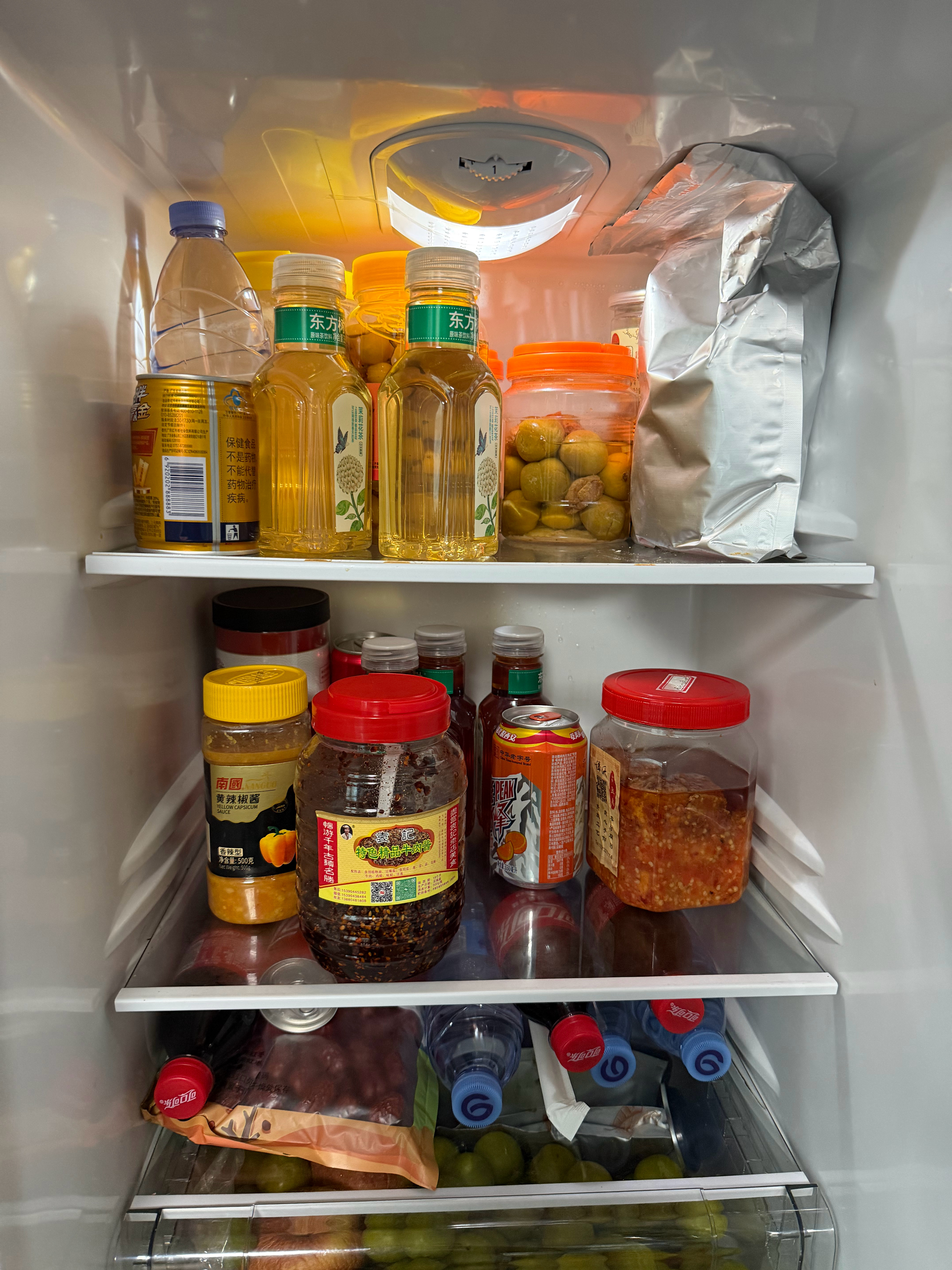 冰箱门一打开，多数都是些不太健康的食物，就李子还行