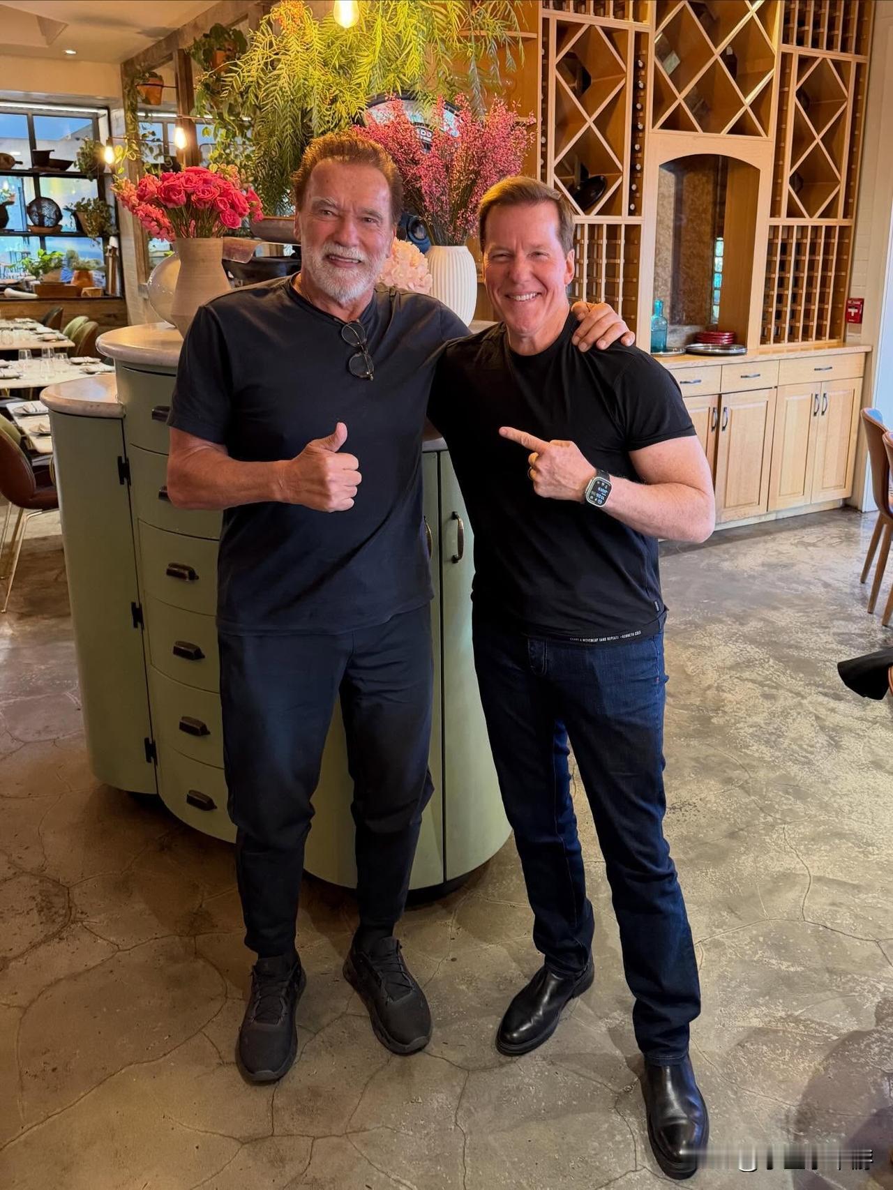 好莱坞动作巨星阿诺德施瓦辛格与粉丝一起共进早餐。

这位粉丝表示能与阿诺德·施瓦