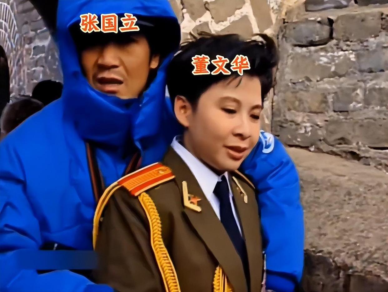 这是1993年董文华拍摄《长城长》的花絮，张国立是导演，有人说当时很冷，张国立抱