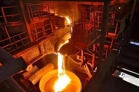 2022年，一名25岁的瑞士电工失足掉进了一个720°C的熔炉，熔化的金属瞬间没