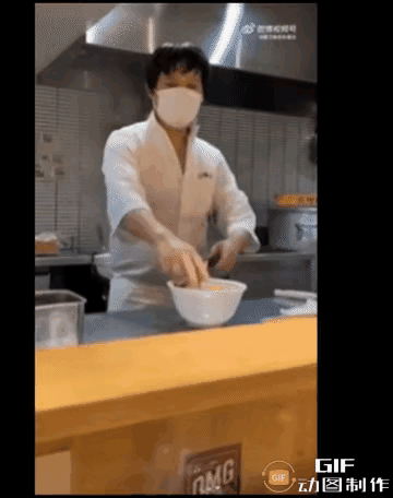 这就是那一碗让精日兴奋到颤抖的日本牛肉面。
精日认为，日本厨师徒手捋面，面条被手