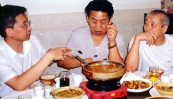 90年代，陈赓三子陈知庶、许光达独子许延清、陈赓次子陈知建三人就餐时的一幕。
 