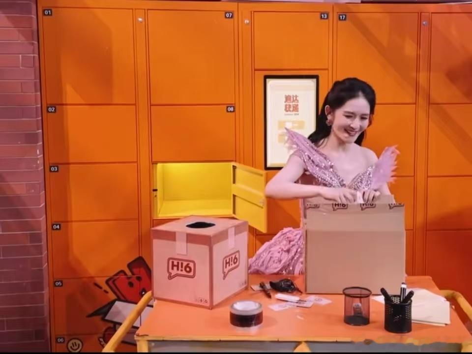 谢娜hi6抽中李小冉的礼物谢娜李小冉缘分你好星期六 两人私下交情深厚，日常经常互