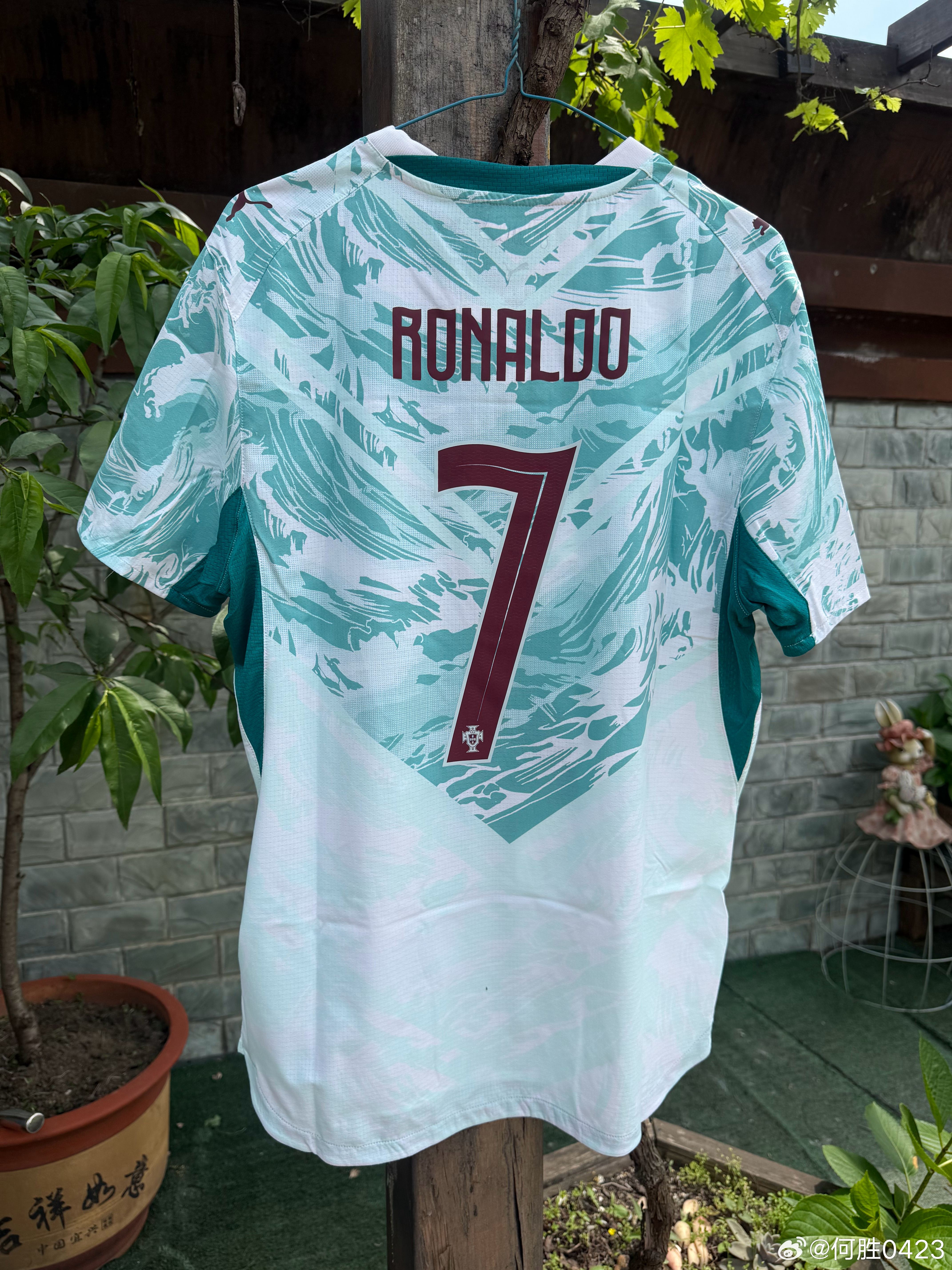 2026葡萄牙国家队客场球衣，设计灵感来源于葡萄牙的海洋文化，白色为基地，覆盖青